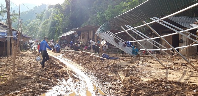 Thăm, tặng quà cho đồng bào vùng tâm lũ Mường Lát - ảnh 1