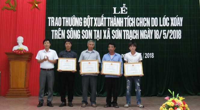 Thưởng “nóng” các cá nhân dung cảm cứu khách du lịch trên sông Son - ảnh 1