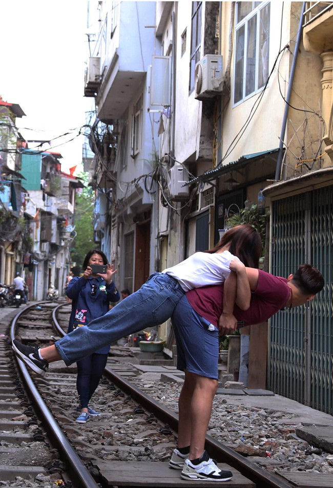 Xóm đường tàu - ảnh 2