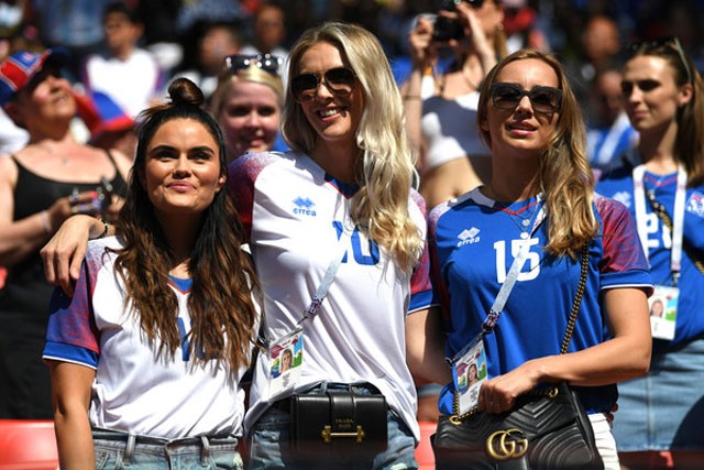 Fan nữ Argentina - Iceland so đọ nhan sắc trên khán đài - ảnh 11