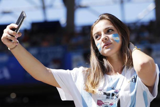 Fan nữ Argentina - Iceland so đọ nhan sắc trên khán đài - ảnh 3