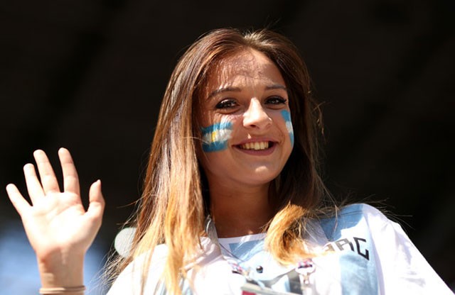 Fan nữ Argentina - Iceland so đọ nhan sắc trên khán đài - ảnh 4