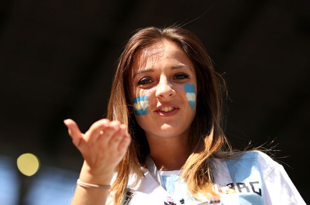 Fan nữ Argentina - Iceland so đọ nhan sắc trên khán đài - ảnh 5