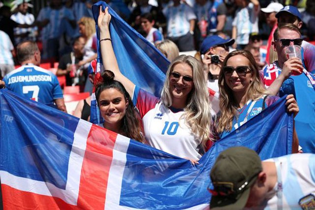 Fan nữ Argentina - Iceland so đọ nhan sắc trên khán đài - ảnh 7
