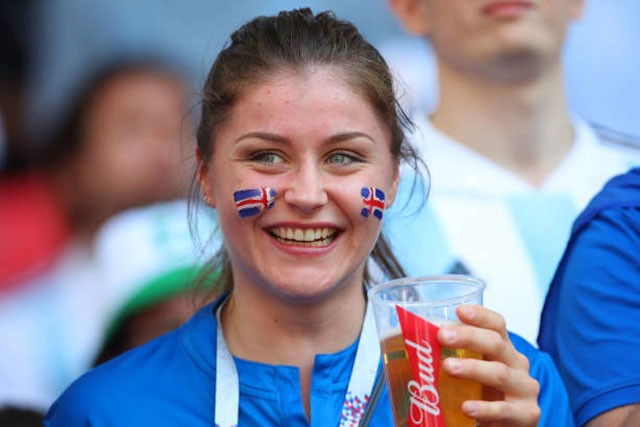 Fan nữ Argentina - Iceland so đọ nhan sắc trên khán đài - ảnh 9