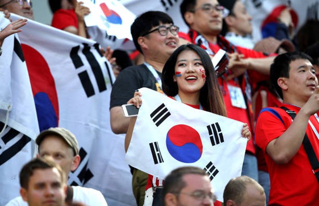 Chùm ảnh CĐV Hàn Quốc khoe nhan sắc trên khán đài World Cup - ảnh 8
