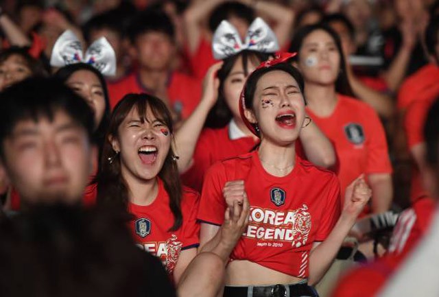 Chùm ảnh CĐV Hàn Quốc khoe nhan sắc trên khán đài World Cup - ảnh 9