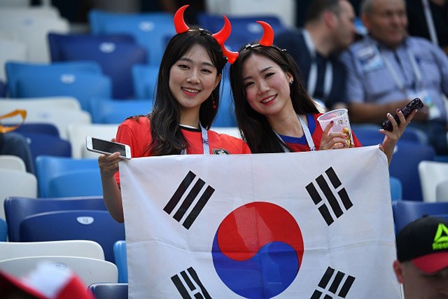 Chùm ảnh CĐV Hàn Quốc khoe nhan sắc trên khán đài World Cup - ảnh 1