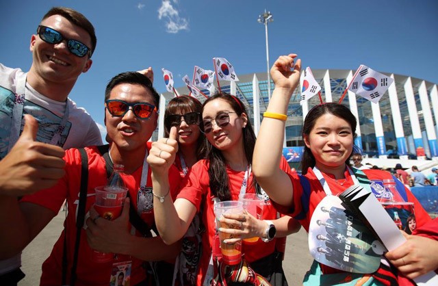 Chùm ảnh CĐV Hàn Quốc khoe nhan sắc trên khán đài World Cup - ảnh 4