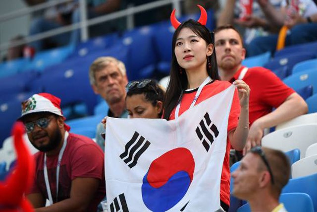 Chùm ảnh CĐV Hàn Quốc khoe nhan sắc trên khán đài World Cup - ảnh 7