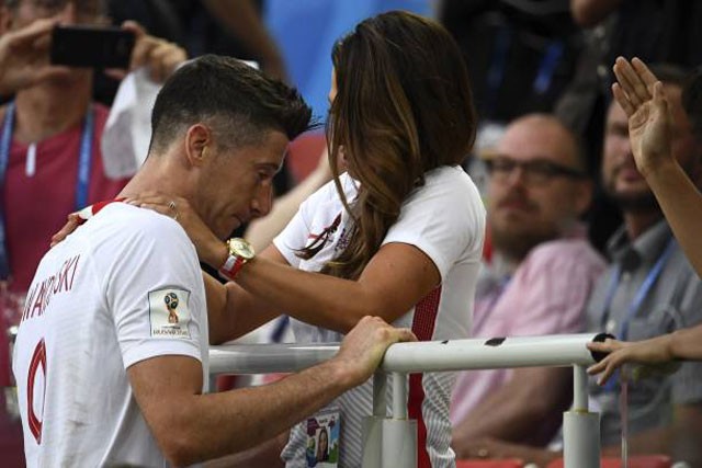 Thảm bại trước Senegal, Lewandowski được an ủi bằng nụ hôn ‘nồng cháy’ - ảnh 2