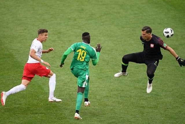 Thảm bại trước Senegal, Lewandowski được an ủi bằng nụ hôn ‘nồng cháy’ - ảnh 1