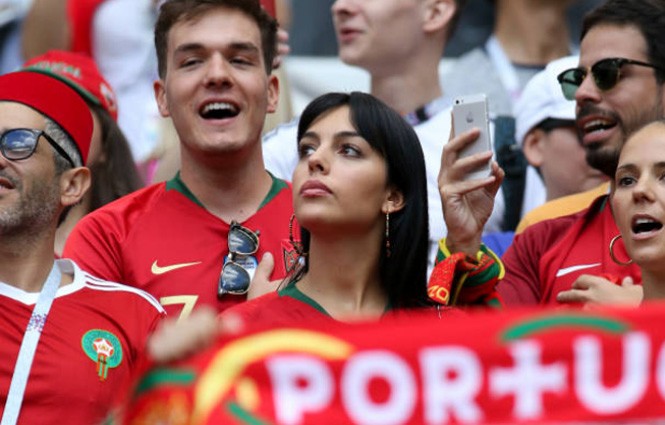 Dàn mỹ nhân cổ vũ tuyển Bồ Đào Nha ‘đốt cháy’ khán đài World Cup 2018 - ảnh 10