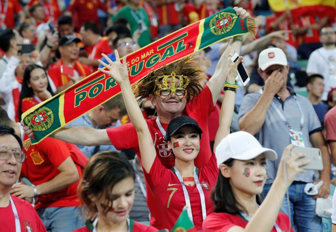Dàn mỹ nhân cổ vũ tuyển Bồ Đào Nha ‘đốt cháy’ khán đài World Cup 2018 - ảnh 2
