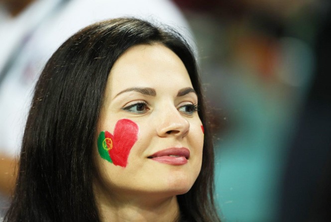 Dàn mỹ nhân cổ vũ tuyển Bồ Đào Nha ‘đốt cháy’ khán đài World Cup 2018 - ảnh 1