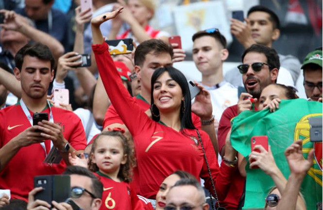 Dàn mỹ nhân cổ vũ tuyển Bồ Đào Nha ‘đốt cháy’ khán đài World Cup 2018 - ảnh 8