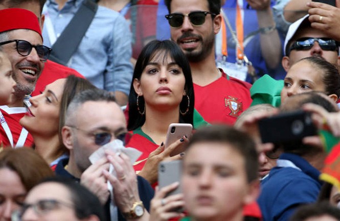 Dàn mỹ nhân cổ vũ tuyển Bồ Đào Nha ‘đốt cháy’ khán đài World Cup 2018 - ảnh 9
