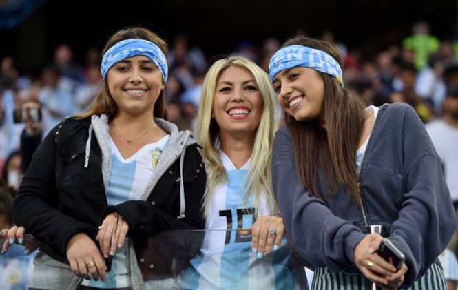 Dàn CĐV nữ ‘cứu vãn’ trận thua của tuyển Argentina - ảnh 10