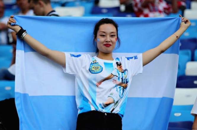 Dàn CĐV nữ ‘cứu vãn’ trận thua của tuyển Argentina - ảnh 4