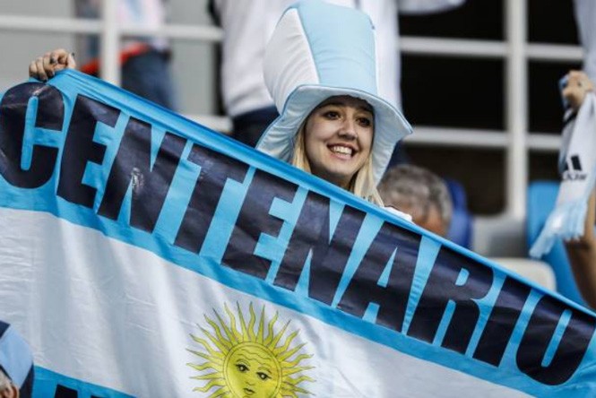 Dàn CĐV nữ ‘cứu vãn’ trận thua của tuyển Argentina - ảnh 7