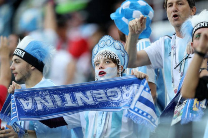 Dàn CĐV nữ ‘cứu vãn’ trận thua của tuyển Argentina - ảnh 8