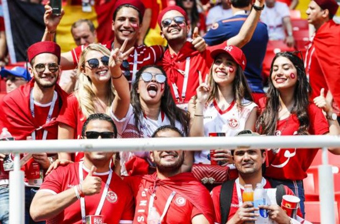 Fan nữ Bỉ và Tunisia ‘thi thố’ sắc đẹp ở World Cup 2018 - ảnh 11