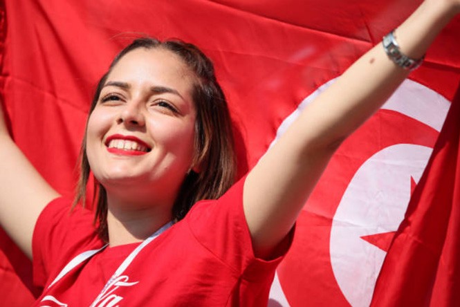Fan nữ Bỉ và Tunisia ‘thi thố’ sắc đẹp ở World Cup 2018 - ảnh 7