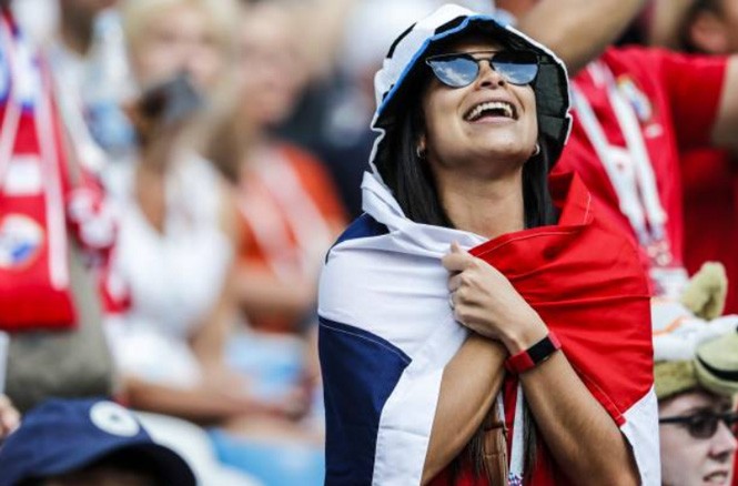 Mỹ nhân Anh và Panama ‘đọ sức nóng’ trên khán đài World Cup - ảnh 12