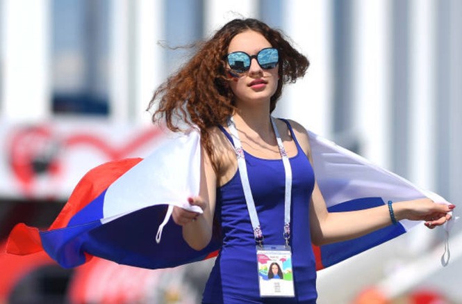 Mỹ nhân Anh và Panama ‘đọ sức nóng’ trên khán đài World Cup - ảnh 1