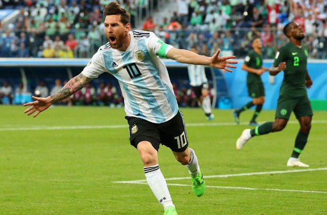 Argentina lách qua ‘cửa tử’, CĐV tràn ra đường ăn mừng như đã vô địch - ảnh 1