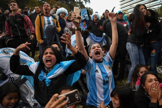Argentina lách qua ‘cửa tử’, CĐV tràn ra đường ăn mừng như đã vô địch - ảnh 3