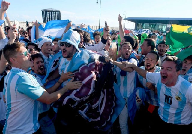 Argentina lách qua ‘cửa tử’, CĐV tràn ra đường ăn mừng như đã vô địch - ảnh 4
