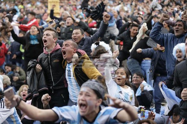 Argentina lách qua ‘cửa tử’, CĐV tràn ra đường ăn mừng như đã vô địch - ảnh 5
