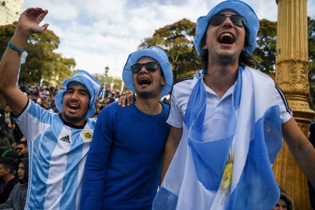 Argentina lách qua ‘cửa tử’, CĐV tràn ra đường ăn mừng như đã vô địch - ảnh 6