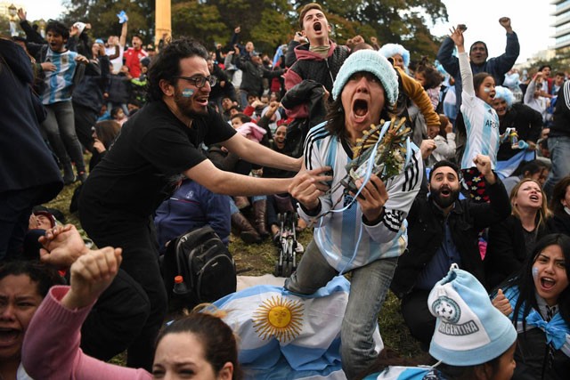 Argentina lách qua ‘cửa tử’, CĐV tràn ra đường ăn mừng như đã vô địch - ảnh 7