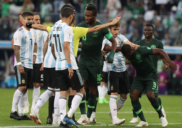 Trọng tài Cuneyt Cakir nói gì khi từ chối penalty của Nigeria? - ảnh 1