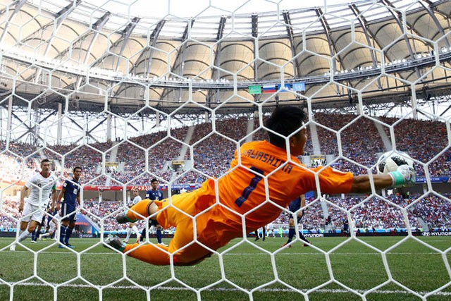 Thủ môn Nhật Bản tái hiện pha cứu thua khó tin ở World Cup 2018 - ảnh 1