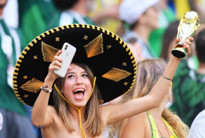 Không thể rời mắt trước dàn ‘hotgirl’ của đội tuyển Brazil và Mexico - ảnh 12