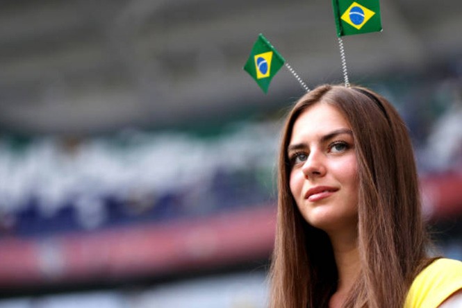 Không thể rời mắt trước dàn ‘hotgirl’ của đội tuyển Brazil và Mexico - ảnh 1