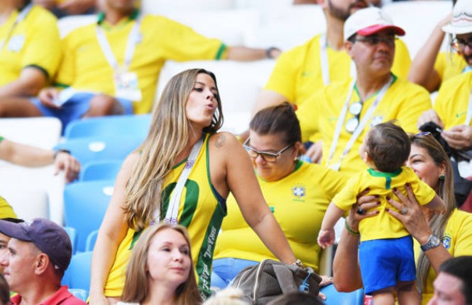 Không thể rời mắt trước dàn ‘hotgirl’ của đội tuyển Brazil và Mexico - ảnh 4