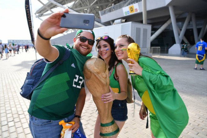 Không thể rời mắt trước dàn ‘hotgirl’ của đội tuyển Brazil và Mexico - ảnh 6