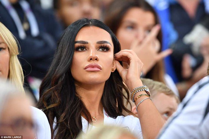 Những bóng hồng gây bão khán đài vòng 1/8 World Cup - ảnh 8