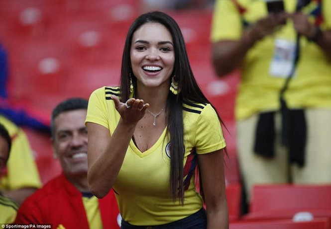 Những bóng hồng gây bão khán đài vòng 1/8 World Cup - ảnh 17