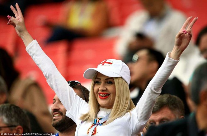 Những bóng hồng gây bão khán đài vòng 1/8 World Cup - ảnh 14