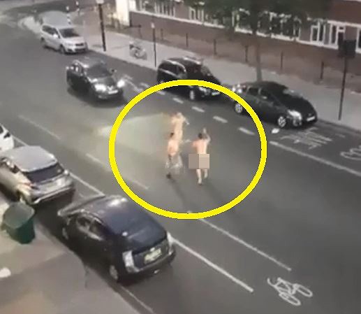 ĐT Anh vào tứ kết World Cup, nam CĐV thoát y ăn mừng trên đường London - ảnh 1