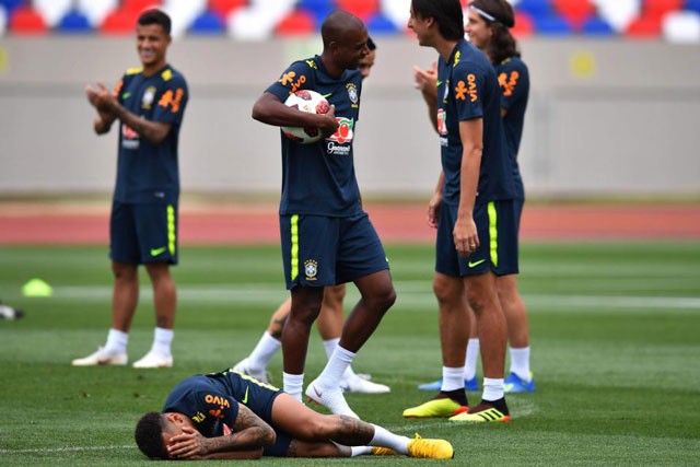 Ro ‘béo’ kêu gọi trọng tài bảo vệ Neymar - ảnh 2