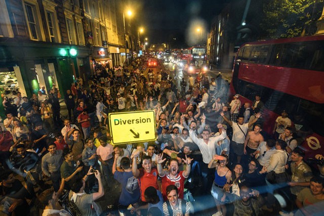 ĐT Anh vào tứ kết World Cup, nam CĐV thoát y ăn mừng trên đường London - ảnh 3