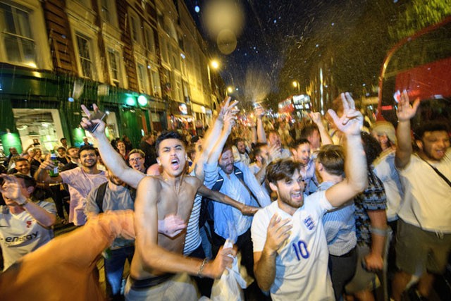 ĐT Anh vào tứ kết World Cup, nam CĐV thoát y ăn mừng trên đường London - ảnh 4