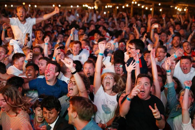 ĐT Anh vào tứ kết World Cup, nam CĐV thoát y ăn mừng trên đường London - ảnh 5