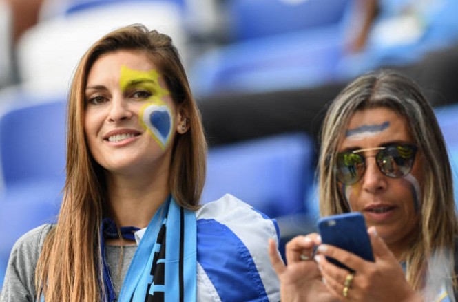 Mãn nhãn với màn đọ của dàn fan nữ tuyển Pháp và Uruguay - ảnh 10